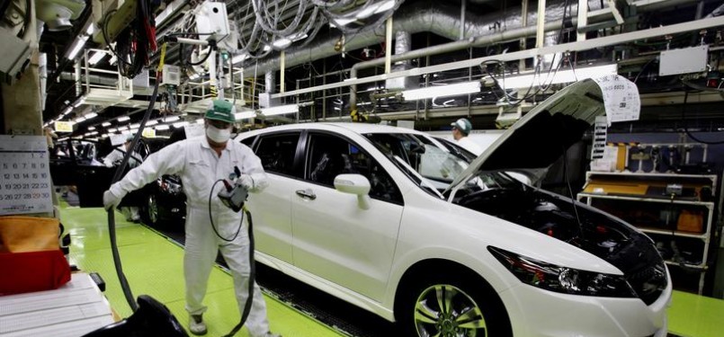 Seorang pekerja sedang melakukan pemeriksaan final di pabrik Honda di Sayama, utara Tokyo.