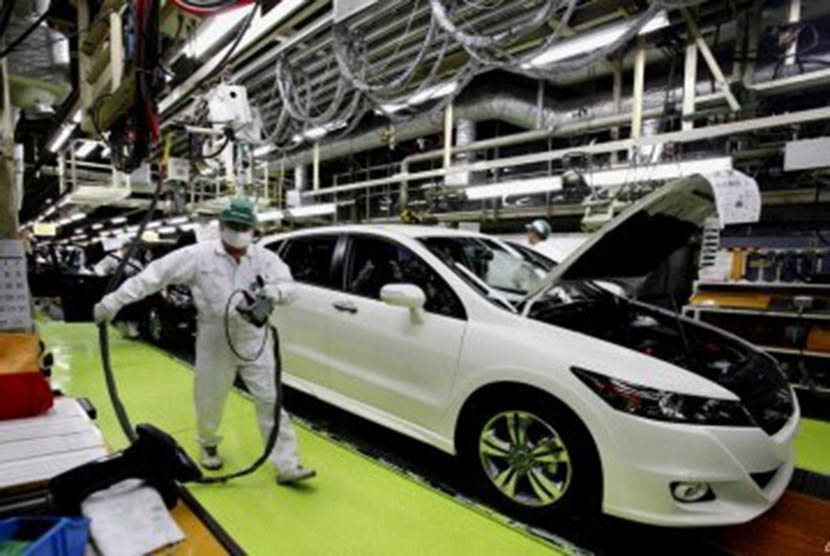 Seorang pekerja sedang melakukan pemeriksaan final di pabrik Honda di Sayama, utara Tokyo.