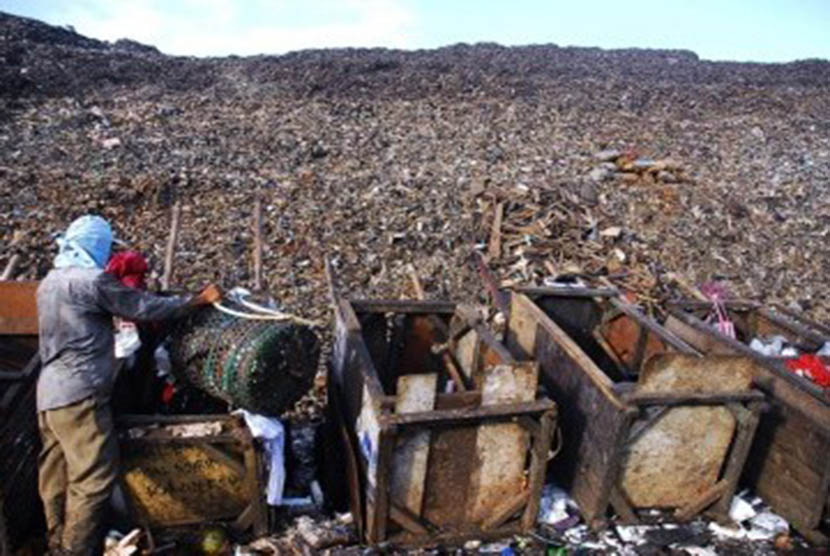 Seorang pekerja sedang memilah sampah di TPST Bantar Gebang, Bekasi, Jawa Barat.