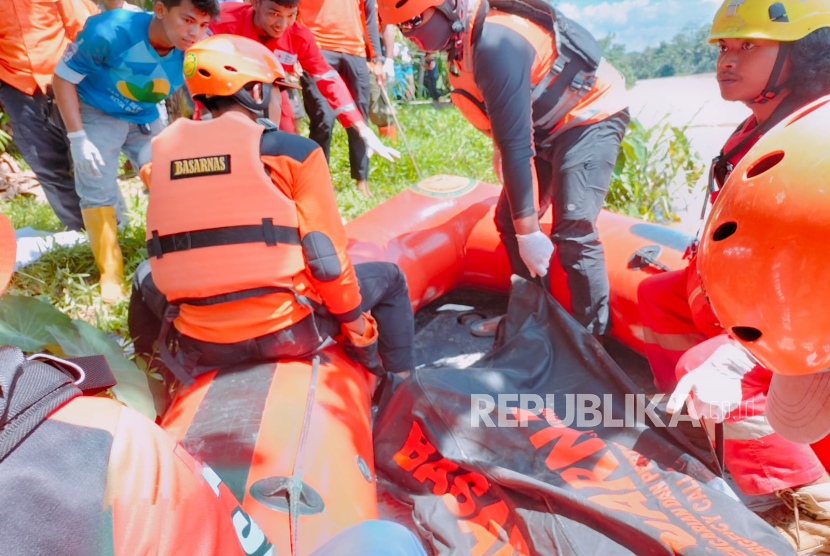 Seorang pelajar berinisial MR (17 tahun) yang nekat meloncat ke Sungai Citanduy, Selasa (11/3/2025) lalu ditemukan meninggal dunia, Kamis (13/3/2025) sekitar pukul 10.30 WIB. Korban dievakuasi dan langsung dibawa ke Rumah Sakit Umum Daerah (RSUD) Kota Banjar, Provinsi Jabar. 