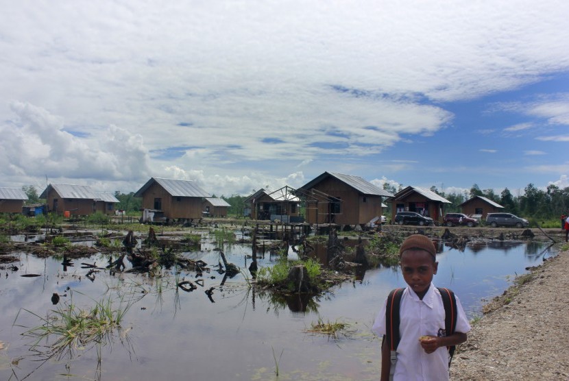 Seorang pelajar berjalan di Kampung Maybo Distrik Aimas Kabupaten Sorong Papua Barat, Kamis (8/12). 