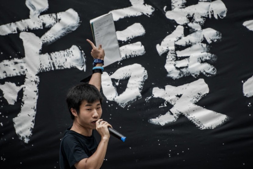 Seorang pelajar di Hong Kong berorasi dalam protes penolakan kurikulum berisi puja-puji terhadap Partai Komunis Cina.
