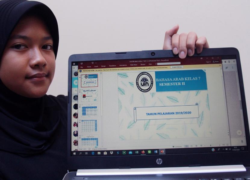 Seorang pelajar Madrasah Tsanawiyah menunjukan proses belajar mengajar dari rumah dengan cara daring yang diberikan sekolah di Pondok Cabe, Tangerang Selatan, Banten, Selasa (17/3/2020).