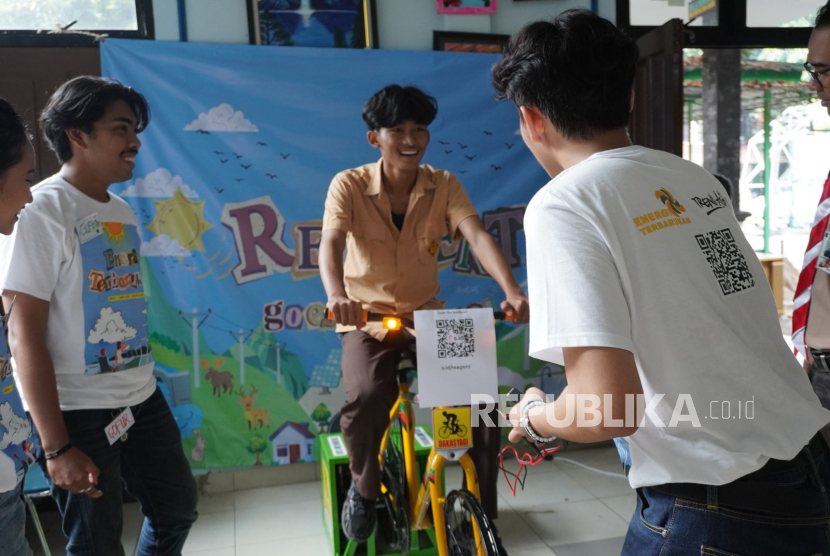 Seorang pelajar mendapatkan literasi energi ramah lingkungan. 