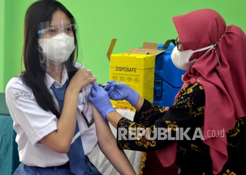 Seorang pelajar menerima suntikan vaksin COVID-19 saat vaksinasi massal bagi peserta didik di Gedung Serba Guna (GSG) Sekolah Menengah Atas (SMA) Negeri 2 Bandar Lampung, Lampung, Kamis (2/9/2021). Sebanyak 400 orang pelajar SMA Negeri 2 mendapatkan vaksin dosis pertama sebagai upaya pemerintah dalam penyelenggaraan pembelajaran tatap muka (PTM) di tengah pandemi COVID-19. 
