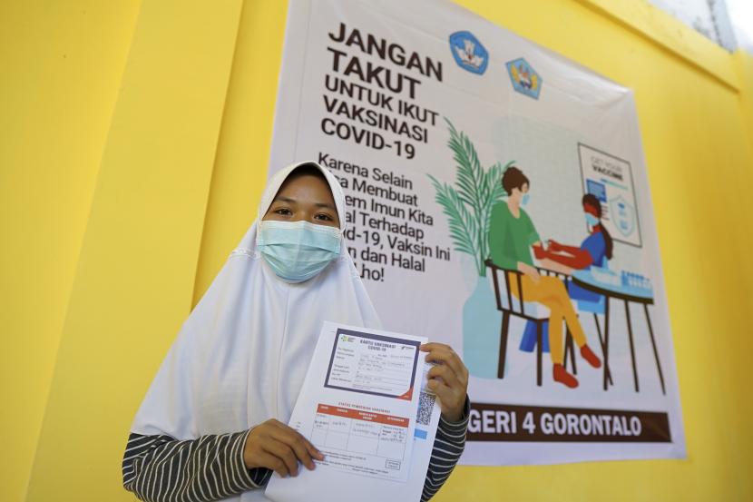 Seorang pelajar menunjukkan kartu vaksin COVID-19 di SMA Negeri 4, Kota Gorontalo, Gorontalo, Kamis (26/8/2021). (Ilustrasi)