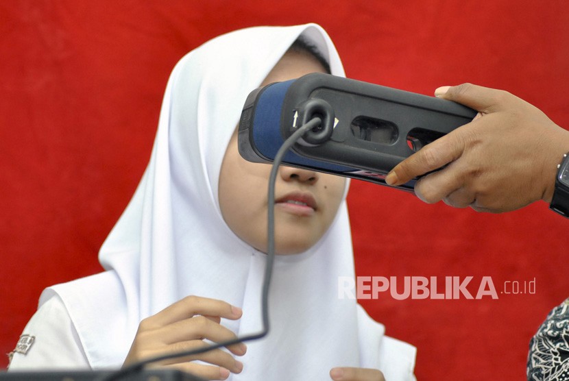 Seorang pelajar merekam data dirinya untuk pembuatan KTP elektronik saat Disdukcapil Goes To School di SMAN 9, Kelurahan Ciwaringin, Kota Bogor, Jawa Barat, Jumat (15/3/2019). 