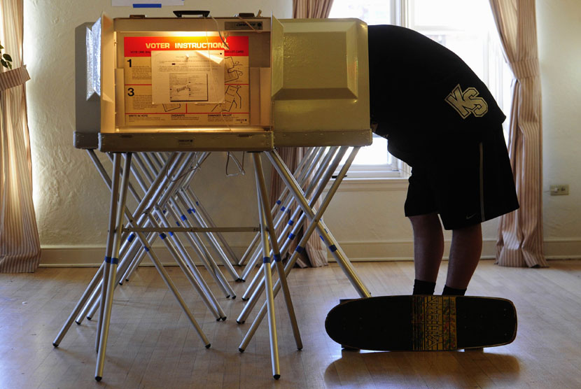 Seorang pelajar pemilih pemula memberikan suaranya di tempat pemungutan suara di Colorado, Rabu (6/11).   (Reuters/Mark Leffingwell) 