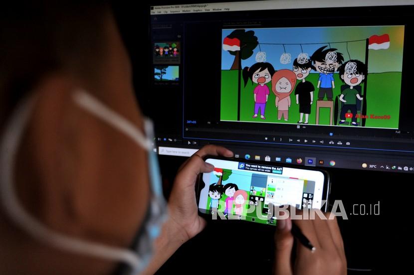 Seorang pelajar SMP menyelesaikan pembuatan video animasi bertema peringatan HUT ke-76 Kemerdekaan Republik Indonesia di Badung, Bali, Jumat (13/8). Youtube mengumumkan mereka telah menjangkau dua juta kreator dalam program monetisasinya. 