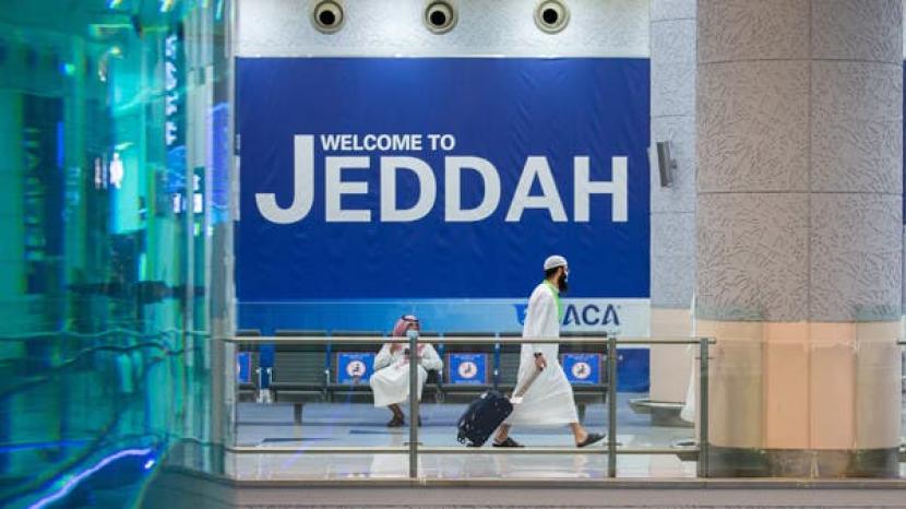 Arab Saudi Menghentikan 14 Penerbangan dari Afrika. Foto:  Seorang pelaku perjalanan di bandara Jeddah.