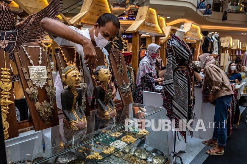 Seorang pelaku UMKM kerajinan perhiasan logam asal Demak menata produk saat mengikuti pameran UMKM Gayeng 2021 yang di Mall Paragon, Semarang, Jawa Tengah, Jumat (30/4). Kementerian Investasi atau Badan Koordinasi Penanaman Modal (BKPM) melakukan kerja sama dengan PT Bank Rakyat Indonesia Tbk (BRI) (Persero) terkait pelayanan perizinan berusaha bagi Usaha Mikro, Kecil, dan Menengah (UMKM). 