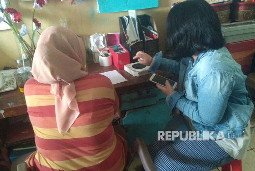 Pedagang bunga di Pasar Rawa Belong, Jakarta Barat sedang mengerjakan pesanan karangan bunga yang dipesan untuk Basuki Tjahaja Purnama dan Djarot Saiful Hidayat, Kamis (27/4). 