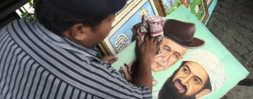 Seorang pelukis di Jakarta, tengah menggambar wajah Osama.