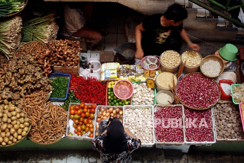 Seorang pembeli memilih bahan-bahan pokok di pasar PSPT, Tebet, Jakarta Selatan, Minggu (3/7). 