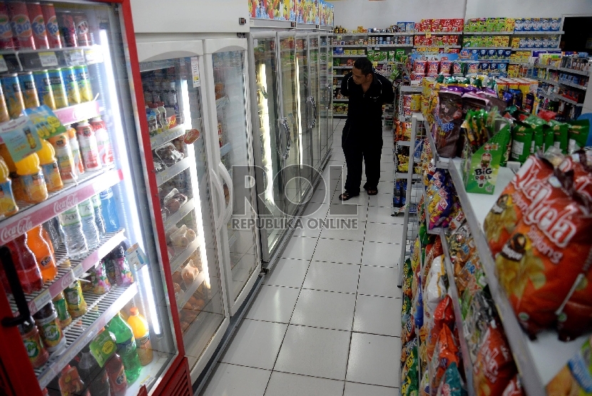 Seorang pembeli memilih minuman di sebuah minimarket, Jakarta, Rabu (15/4). (Prayogi/Republika)