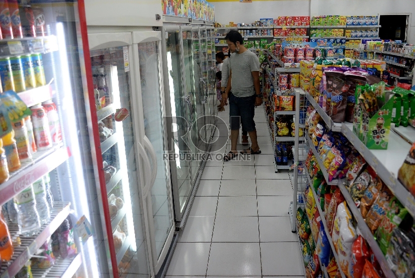 Seorang pembeli memilih minuman di sebuah minimarket, Jakarta, Rabu (15/4). (Prayogi/Republika)