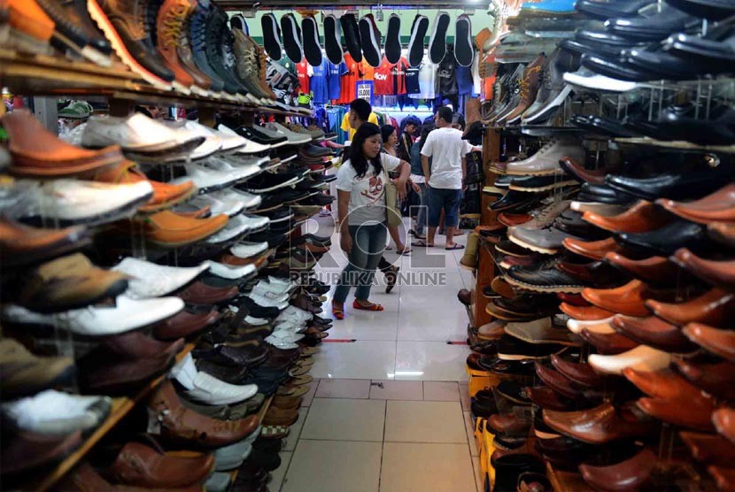  Seorang pembeli memilih sepatu di salah satu pusat perbelanjaan di kawasan Blok M, Jakarta Selatan, Selasa (6/8).  (Republika/Agung Supriyanto)