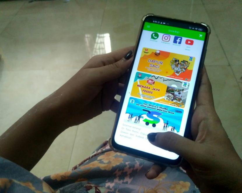 Seorang pembeli mencoba berbelanja melalui aplikasi Swadep.com, di ajang Depok Virtual Expo 2020. 