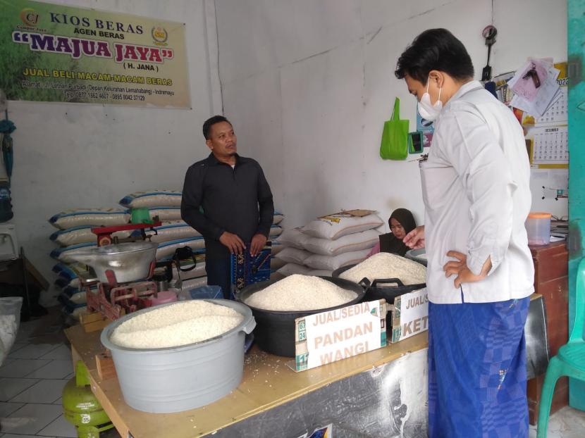 Warga memilih beras di kios beras kawasan Pasar Mambo, Kecamatan Indramayu, Kabupaten Indramayu, Jawa Barat, Senin (23/1/2023). 