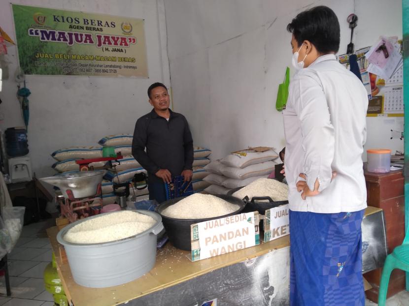 Warga sedang memilih beras di kios beras yang ada di Pasar Mambo, Kecamatan Indramayu, Kabupaten Indramayu, Jawa Barat, Senin (23/1/2023). 