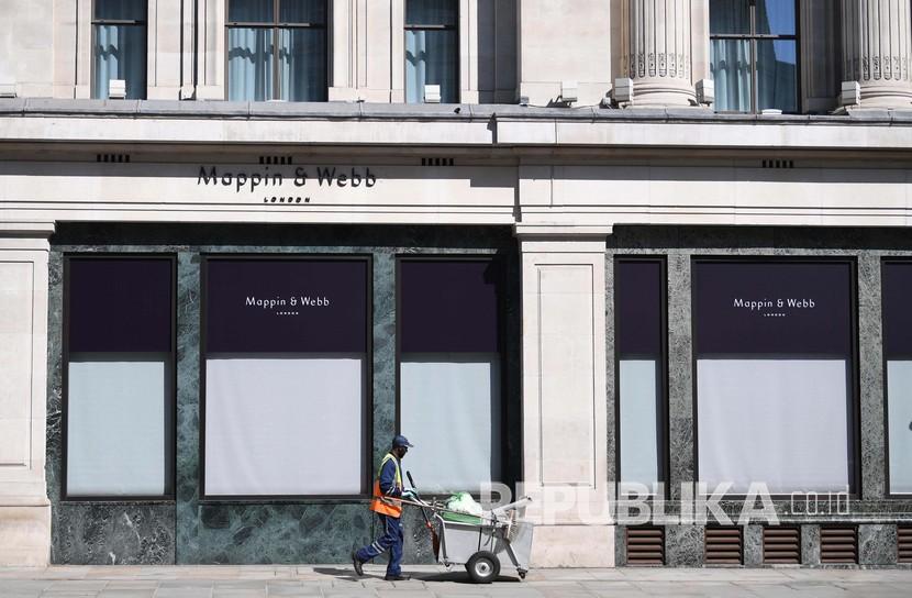 Seorang pembersih jalan melewati toko yang tutup di Regent Street di London, Inggris (ilustrasi). Ekonomi Inggris menyusut antara April dan Juni, bahkan diperkirakan prospek suram dengan resesi. Berdasarkan data Kantor Statistik Nasional (ONS) ekonomi Inggris mengalami kontraksi 0,1 persen pada kuartal kedua tahun ini.