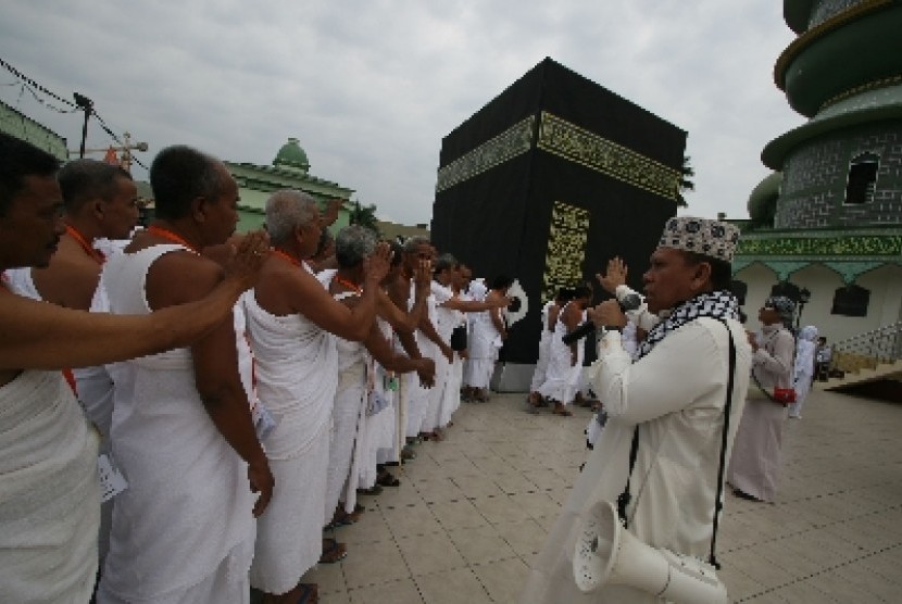   Seorang pembimbing memberi arahan kepada sejumlah calon jamaah haji yang berlatih melakukan tawaf saat mengikuti manasik haji di Medan, Sumut