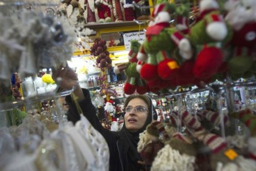 Seorang pemeluk Kristen melihat pernak-pernik Natal di sebuah toko di Teheran