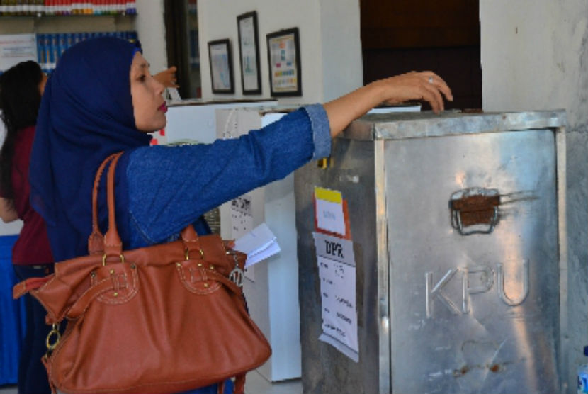 Seorang pemilih menyalurkan suaranya dalam Pemilihan Umum 2014. (ilustrasi)
