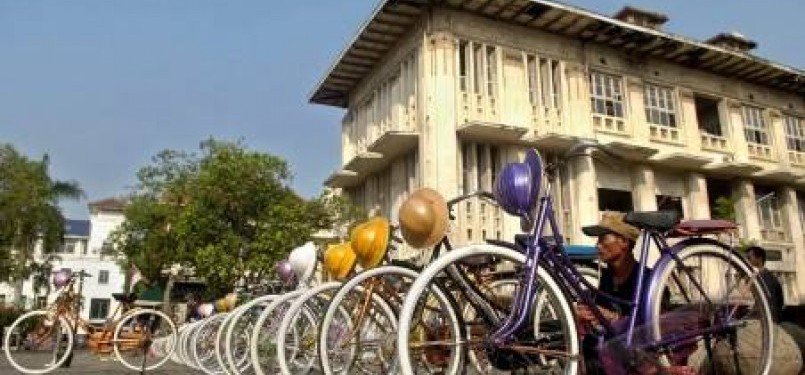 Seorang pemilik persewaan sepeda onthel merapikan deretan sepedanya di Kompleks Kota Tua, Jakarta.