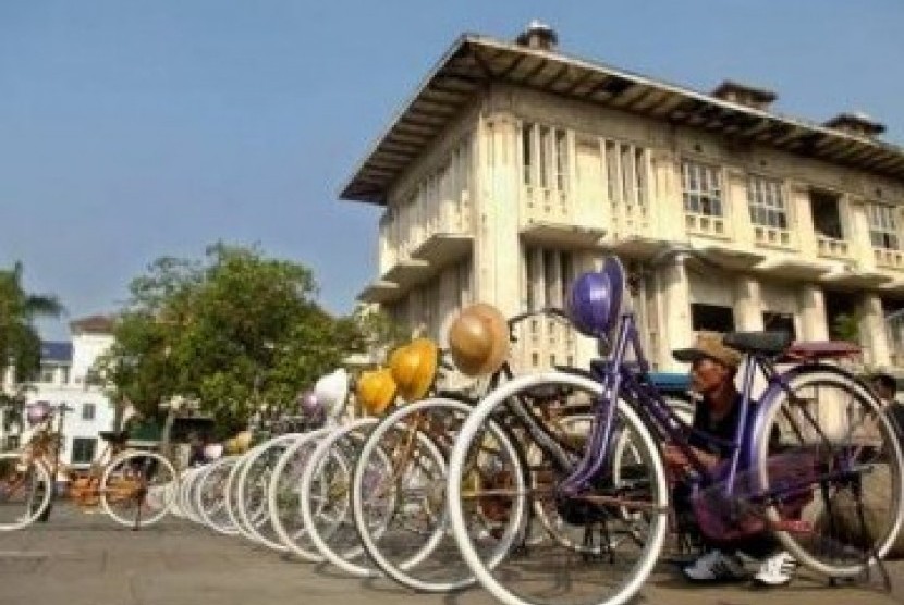 Seorang pemilik persewaan sepeda onthel merapikan deretan sepedanya di Kompleks Kota Tua, Jakarta.