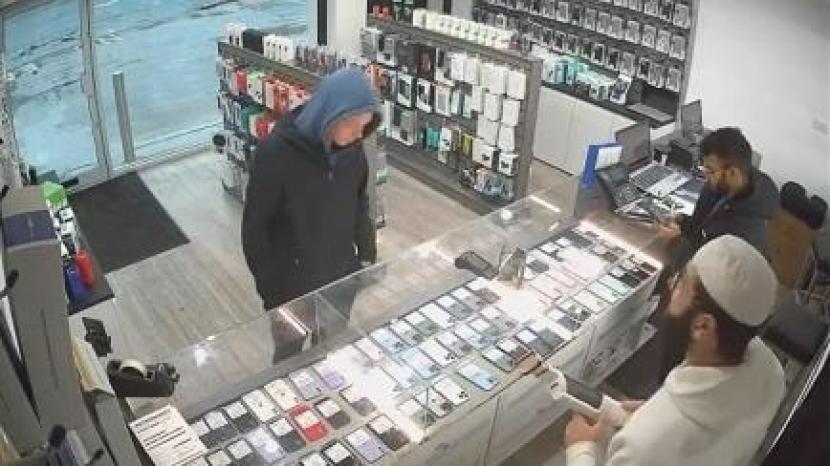 Seorang pemilik toko Muslim di Dewsbury, West Yorkshire, Inggris menawarkan bantuan kepada seorang calon pencuri setelah usahanya gagal mencuri ponsel dari tokonya. Tokonya Disatroni Pencuri, Pemilik Toko Muslim Ini Justru Tawarkan Bantuan