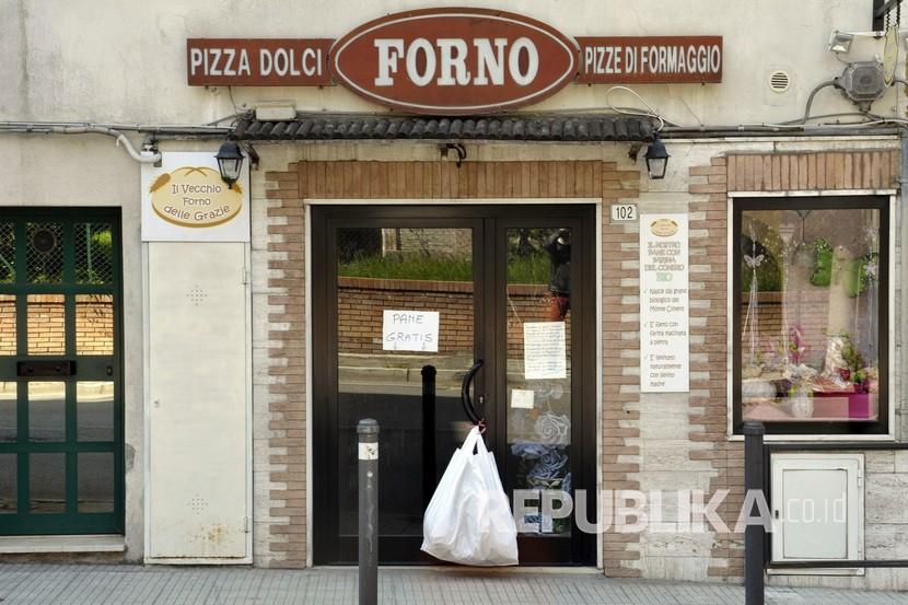 Seorang pemilik toko roti meninggalkan roti gratis usai menutup tokonya untuk mereka yang kurang mampu dan tunawisma. Di Italia, jalanan menjadi rumah bagi lebih dari 50 ribu tunawisma. Jumlahnya pun terus bertambah dari hari ke hari. 