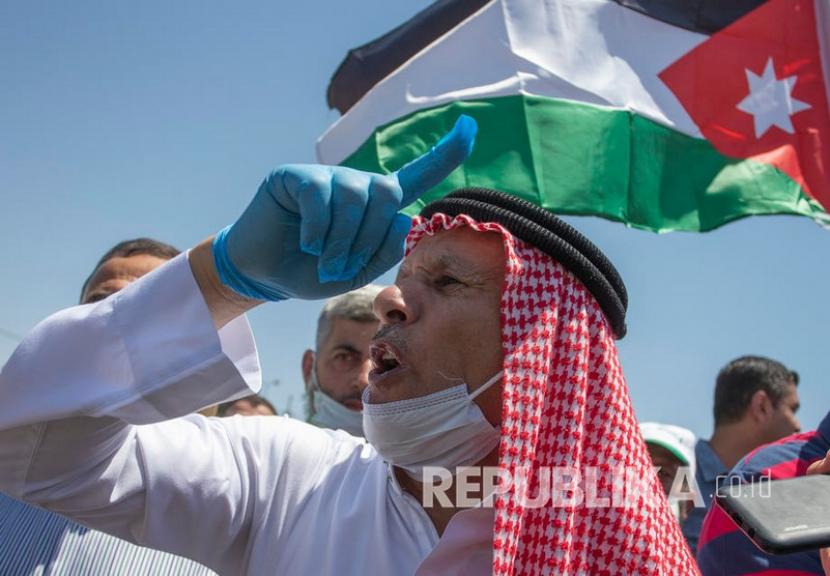  Seorang pengunjuk rasa meneriakkan slogan yang mengecam Israel dan AS, saat protes menentang rencana Israel untuk mencaplok  bagian Tepi Barat Palestina, di dekat Kedutaan Besar AS,  Amman, Yordania, Jumat (3/7).