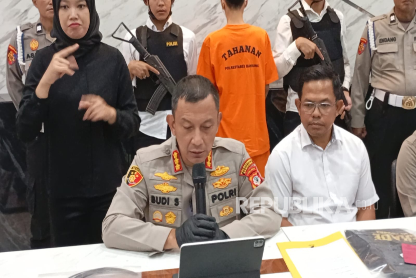 Seorang pemuda berinisial TN alias Noy nekat membacok temannya Zacky Anugrah menggunakan celurit di halaman sebuah bengkel di Jalan Cikuda, Kelurahan Pasirbiru, Kecamatan Cibiru, Kota Bandung, Jumat (1/8/2025) malam. Diduga, pelaku membacok korban hingga tewas karena dendam pernah dipukuli. 