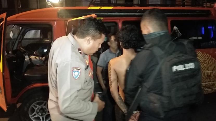 Seorang pemuda di Tasikmalaya ditangkap aparat kepolisian, Ahad (8/1/2023). Pemuda itu diketahui mengacungkan sebilah golok di tempat pemotongan ayam, Kecamatan Indihiang, Kota Tasikmalaya. 