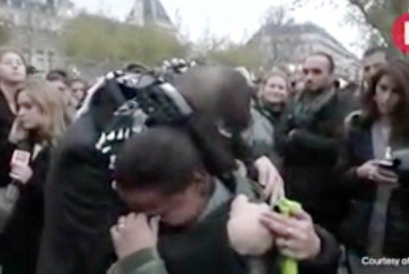 Seorang pemuda Muslim menarik simpati banyak orang. Bertempat di Place de la Republique, Paris Ia berusaha mengampanyekan bahwa Muslim bukanlah teroris. 