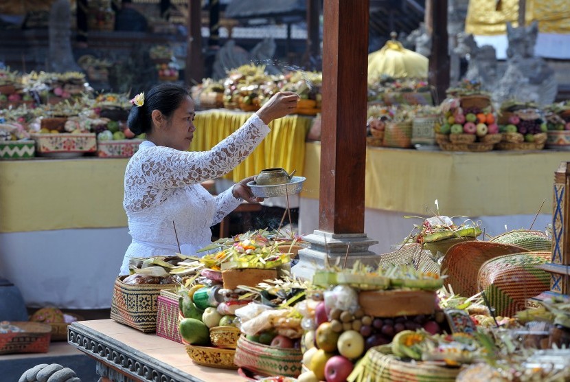 Seorang pemuka agama Hindu menyiapkan sarana persembahyangan Hari Raya Galungan di Ubud, Bali, Rabu (7/9). Hari kemenangan kebenaran (Dharma) atas kejahatan (Adharma) tersebut dirayakan setiap 6 bulan sekali dengan persembahyangan di tiap-tiap Pura.