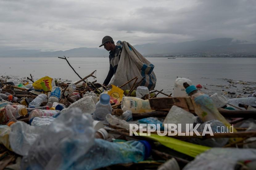Seorang pemulung mencari sampah botol plastik bekas untuk dijual di pantai di muara Sungai Palu, Sulawesi Tengah, Selasa (2/2/2021). 