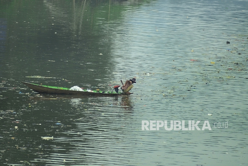 Seorang pemulung mencari rongsokan di Sungai Citarum, daerah Batujajar, Kabupaten Bandung Barat, Selasa (18/10).