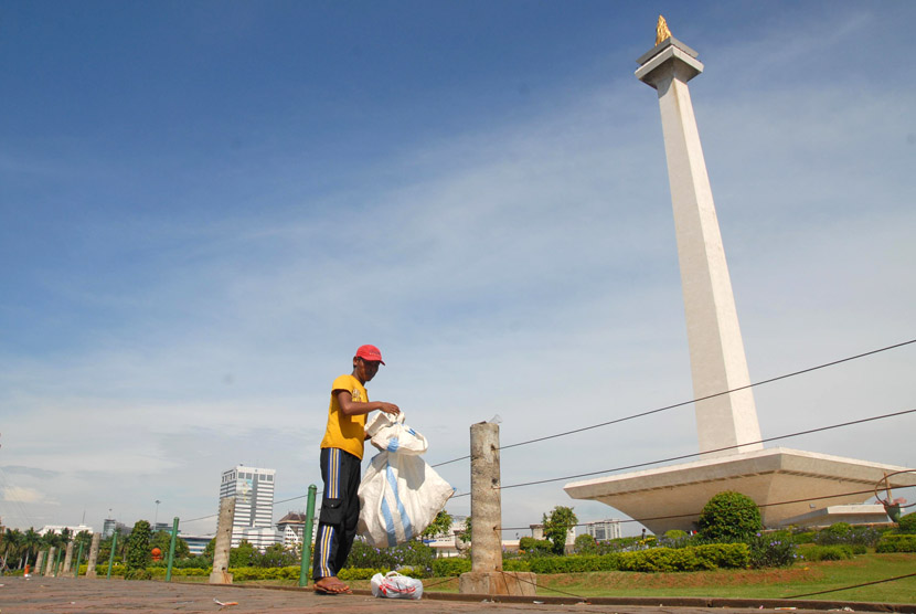   Warga Jakarta harus ikut terlibat menjaga kebersihan kota. (Republika/Agung Fatma Putra)