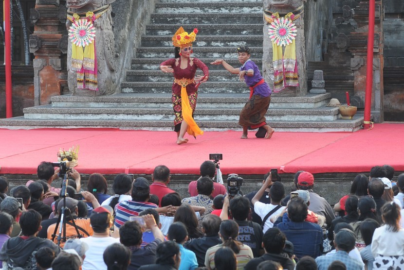 Seorang penari duta Kabupaten Bangli menari bersama pengunjung saat Parade Tari Joged Bumbung pada Pesta Kesenian Bali (PKB) 2019 di Taman Budaya Bali, Denpasar, Bali, Senin (24/6/2019).