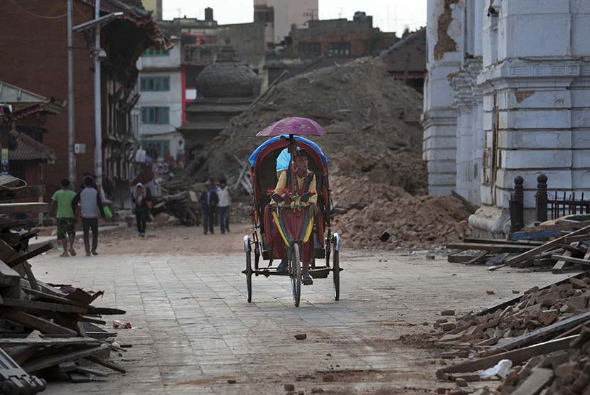 [ilustrasi] Seorang penarik becak melintasi jalan di Kathmandu, Nepal.