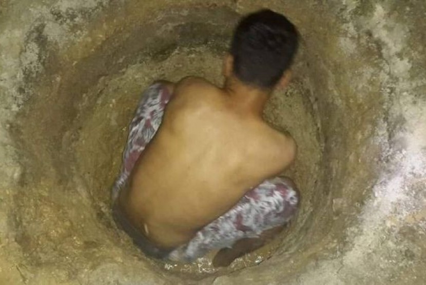 Seorang pencari suaka yang bertahan di detensi imigrasi Pulau Manus menggali sumur setelah pasokan listrik dan air disetop.