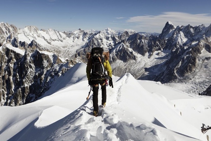 Seorang pendaki tengah mendaki mont blanc di Prancis