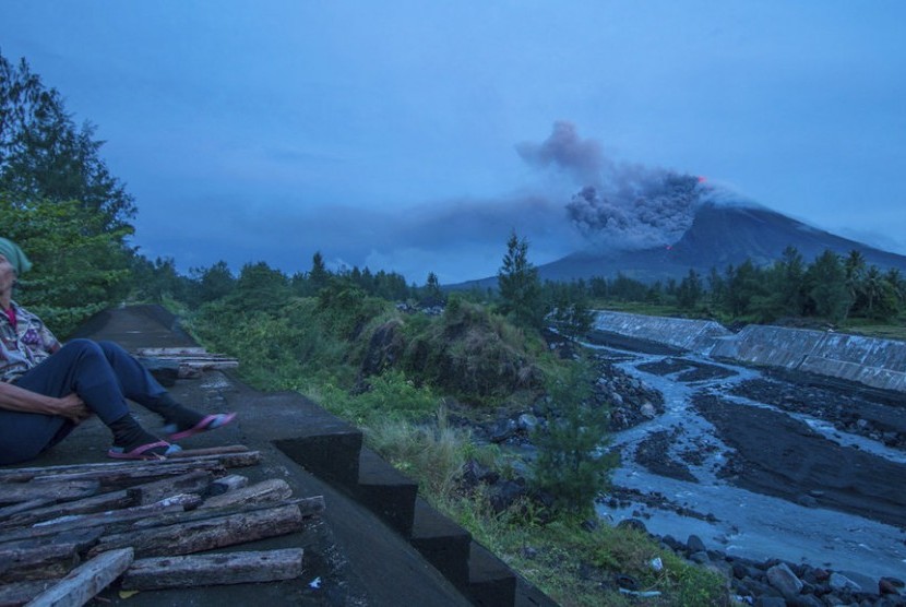 Seorang penduduk Desa Busay menyaksikan letusan Gunung Mayon di Provinsi Albay, Filipina, Selasa (16/1).