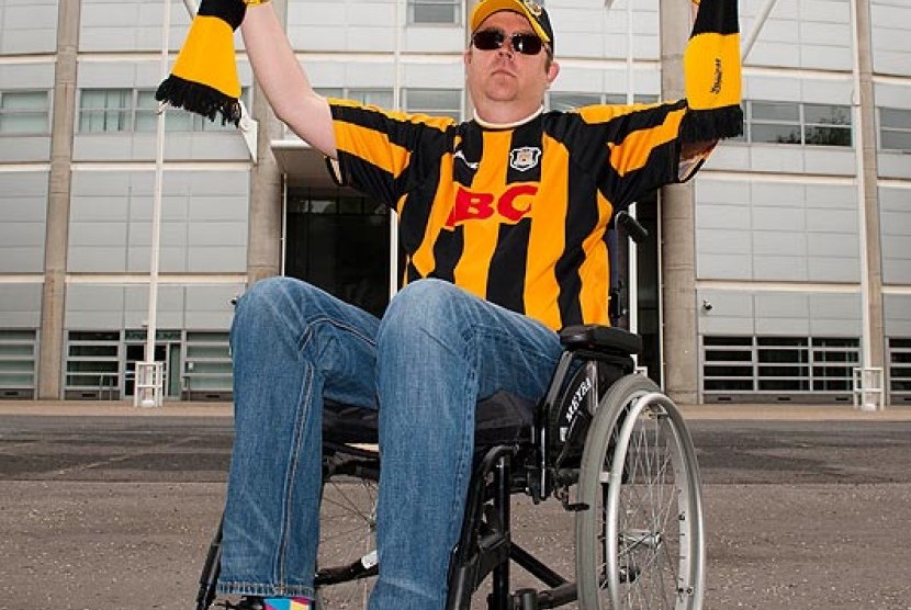 Seorang pendukung Hull City dengan kursi roda saat berunjuk rasa di KC Stadium, beberapa waktu lalu.