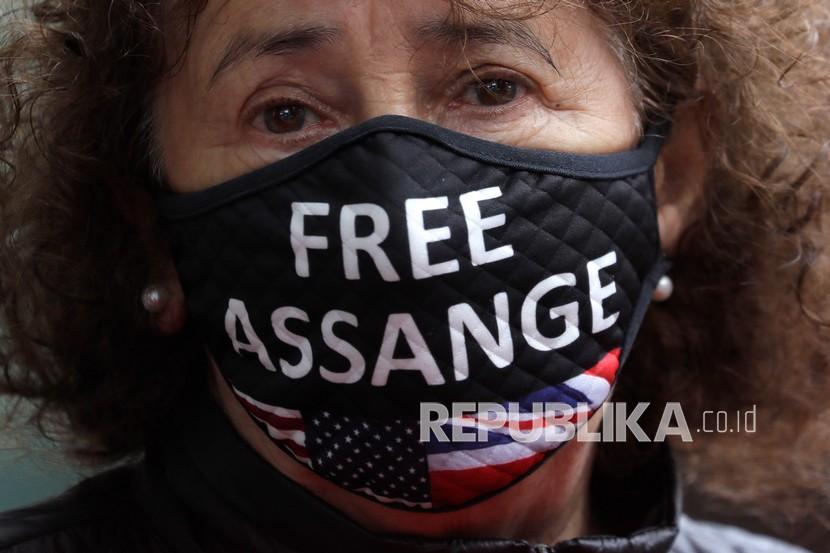 Seorang pendukung Julian Assange mengenakan masker di luar Pengadilan Magistrasi Westminster di London, Senin (27/7/2020). 