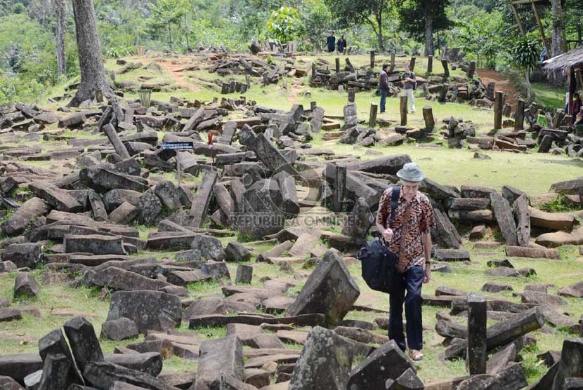   Seorang peneliti berjalan mengamati bongkahan batu di Situs Megalitikum Gunung Padang, di daerah Cianjur, Kamis (5/12). (Republika/Edi Yusuf)