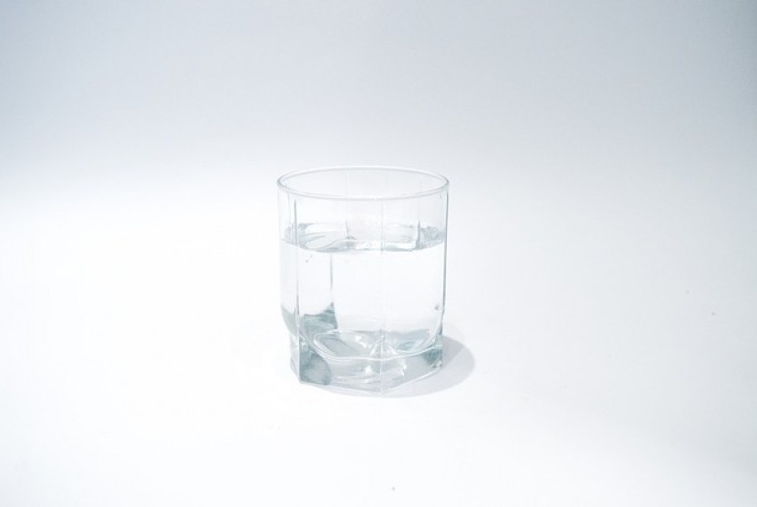 Nabi Muhammad Larang Bernafas di dalam gelas, Ini Manfaatnya. Foto: air minum dalam gelas (Ilustrasi)