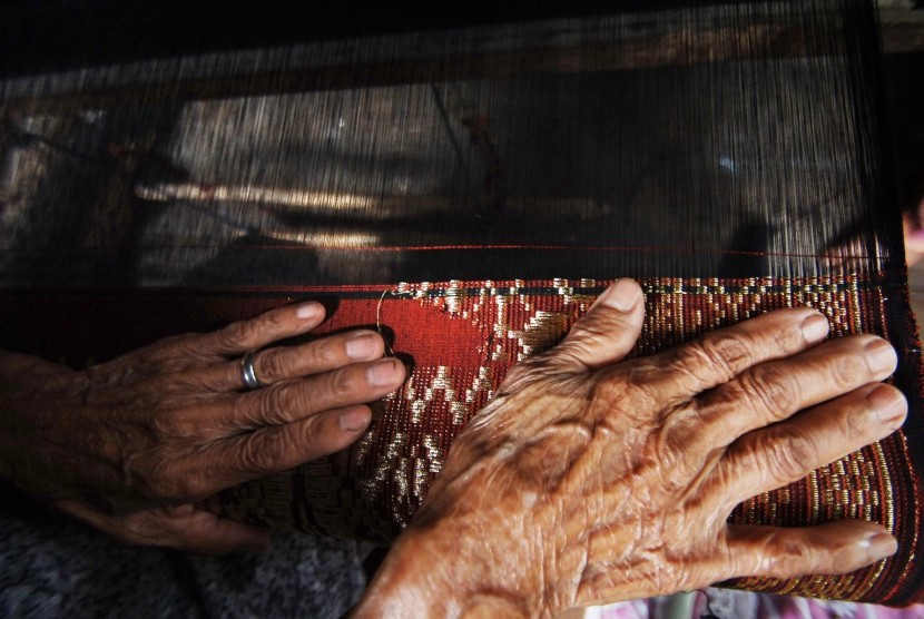 Seorang penenun mengerjakan tenunan songket Silungkang di Dusun Lubuak Non Godang, Silungkang, Kota Sawahlunto, Sumatera Barat, Kamis (27/8). 